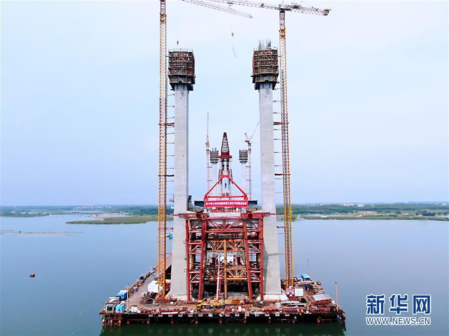 (经济)(1)广东湛江:调顺跨海大桥首片主梁架设完成