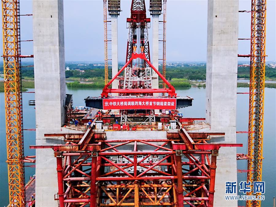 (经济)(2)广东湛江:调顺跨海大桥首片主梁架设完成