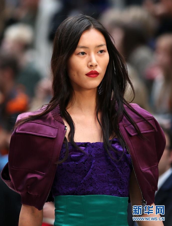 中国模特刘雯亮相2013春夏伦敦时装周