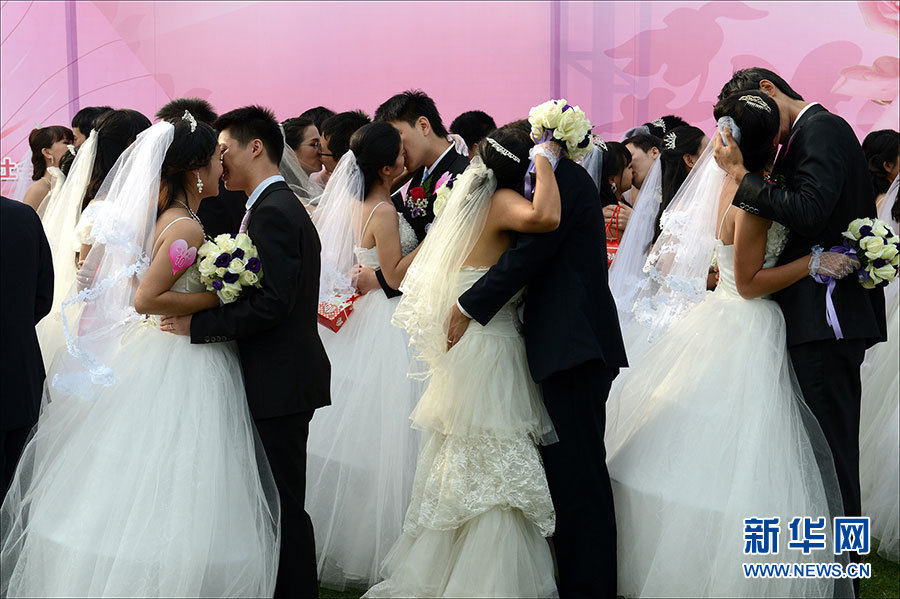 深圳50对社工举行集体婚礼