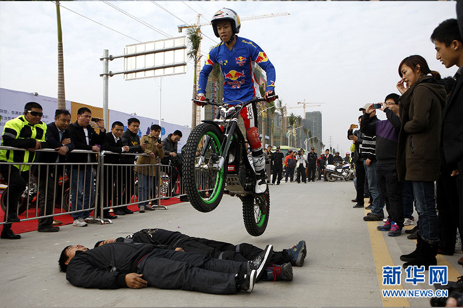 百余辆哈雷、宝马摩托巡游亮相大亚湾