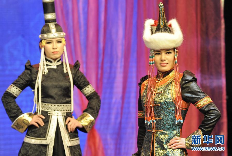 蒙古族/1月19日，演员们在展示蒙古族盛装。