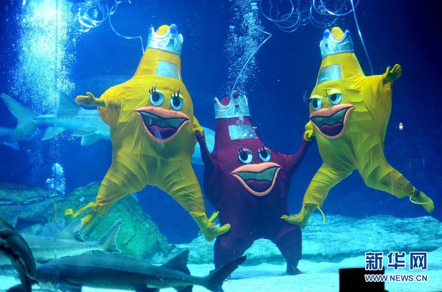 北京海洋馆举行水下人偶表演秀