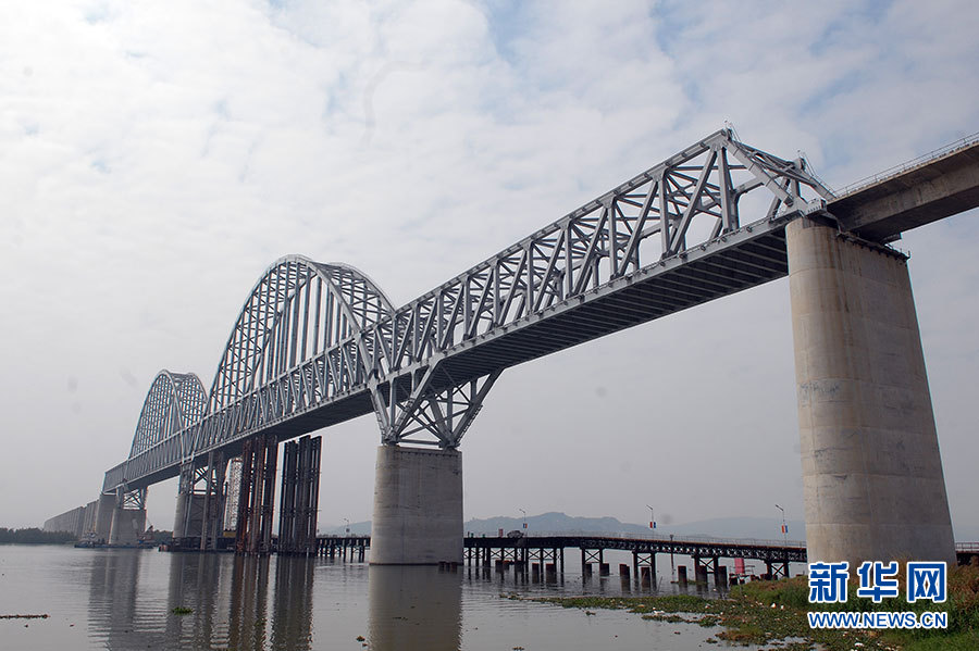 世界上最大跨度的钢桁梁柔性拱铁路桥主体工程