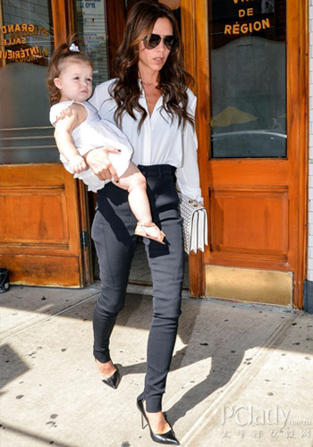 ... 贝克汉姆 (Victoria Beckham) 和爱女哈珀.赛文.贝克汉姆