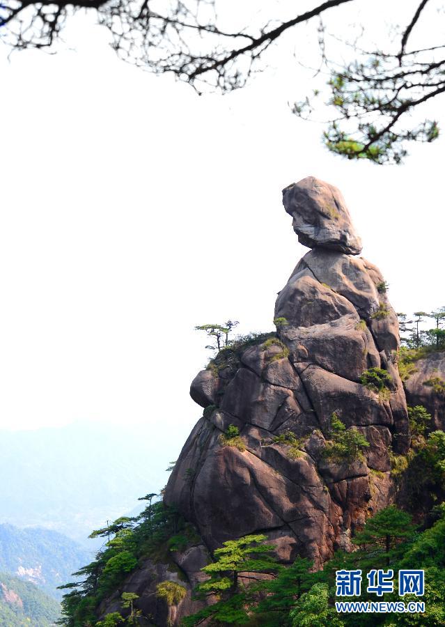 三清山位于江西省上饶市玉山县与德兴市交界处,为怀玉山脉的主峰.