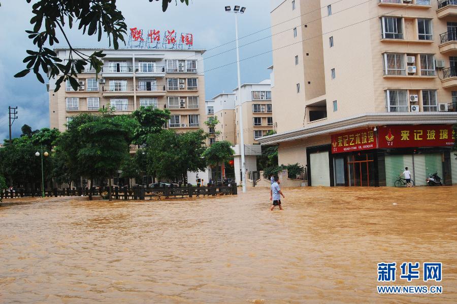 广东阳春遭遇暴雨 部分街道雨水浸街