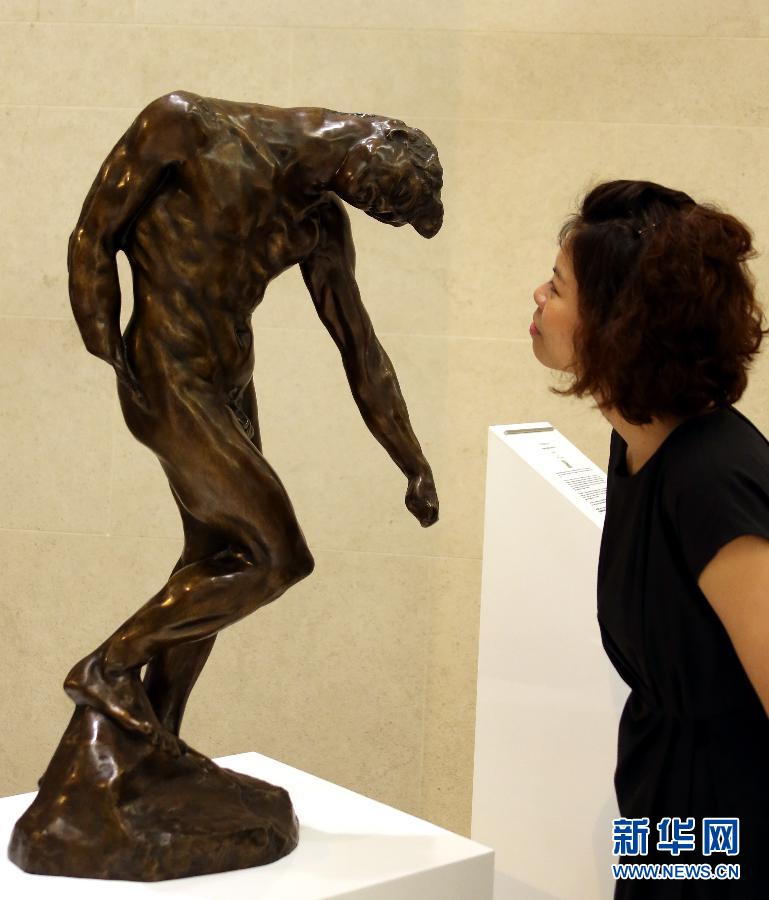 艺术 罗丹/5月9日，一名观众在香港中环置地广场欣赏法国艺术大师罗丹的...