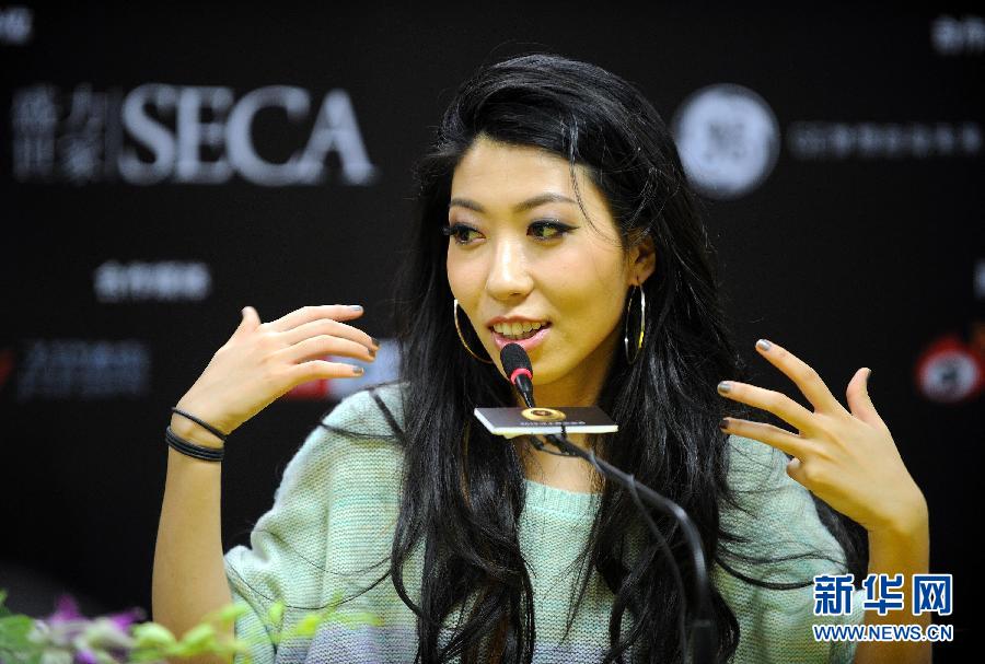 曲婉婷触冰演绎《我的歌声里》