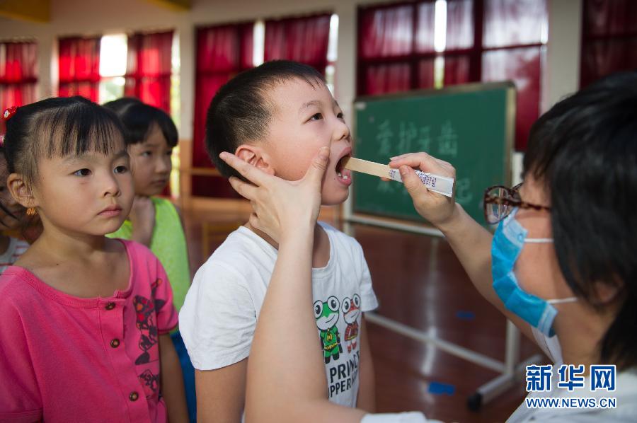 幼儿园娃娃学刷牙_图片频道_新华网