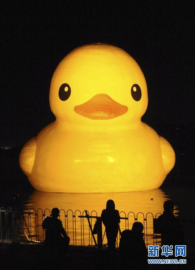 大黄鸭移居颐和园