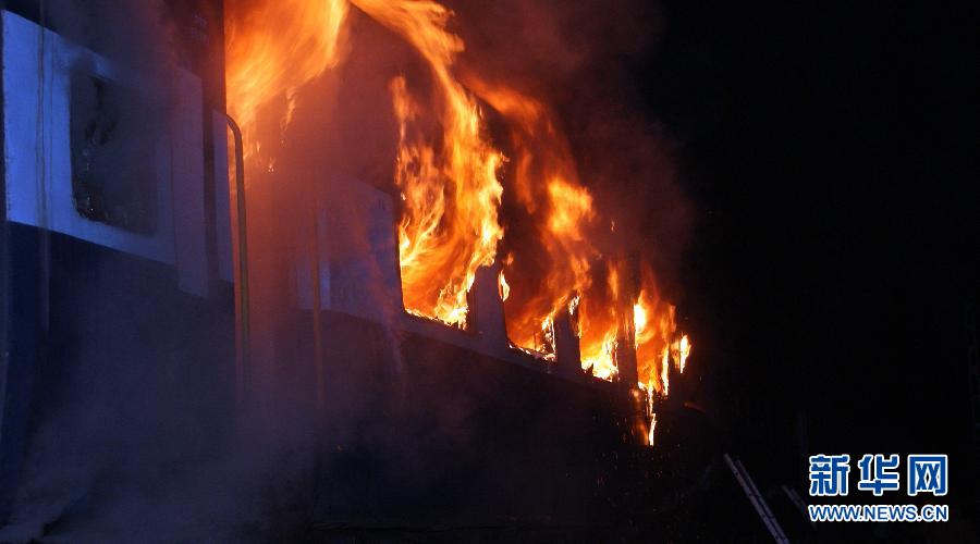 印度南部一列车起火至少23人死亡