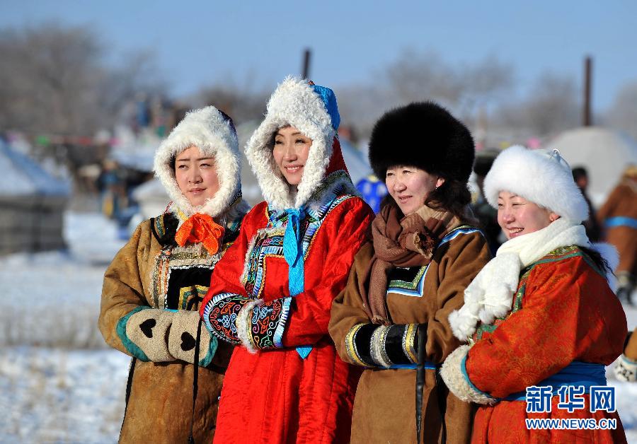 雪地里的民族服装秀