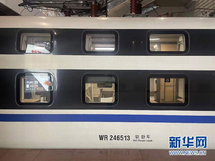 一铺一单间双层卧铺动车组在深圳春运首秀