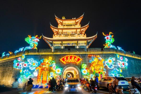 2022年潮州古城墙春节花灯展示擦亮潮州古城夜经济ip