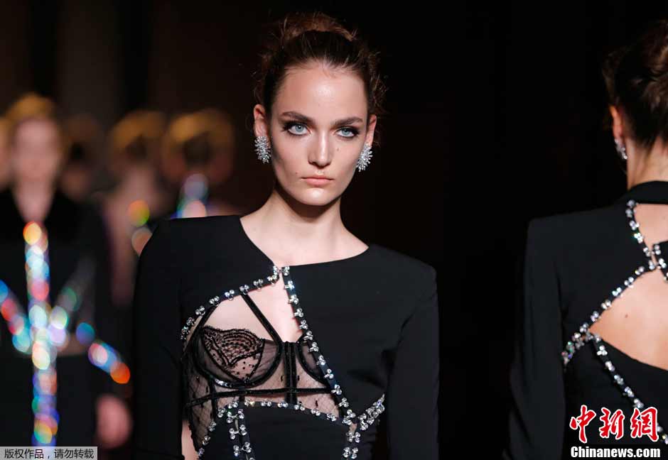巴黎时装周 内衣外露演绎别样风情