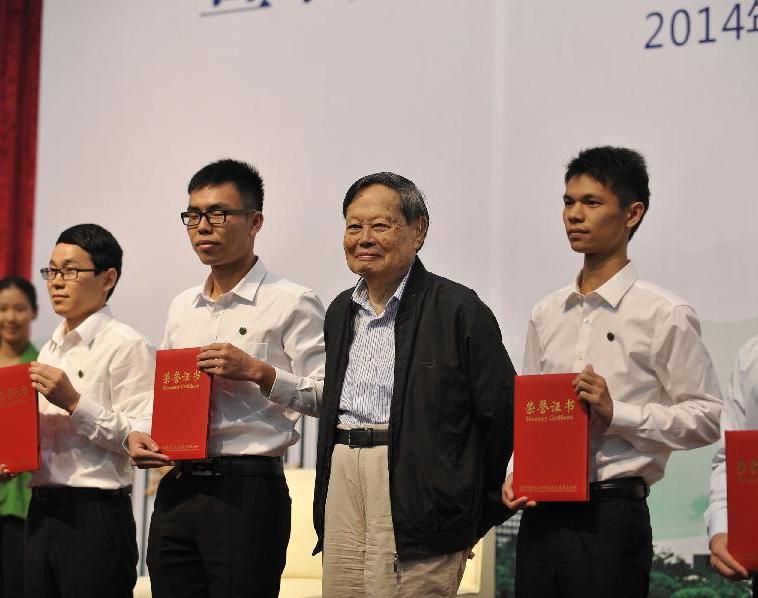 杨振宁现身东莞理工学院并为获杨振宁奖学金