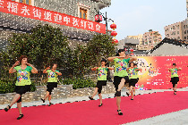 中秋游园 干者:黄建华