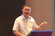 张进做“机器人支撑中国制造业步入工业4.0时代”演讲