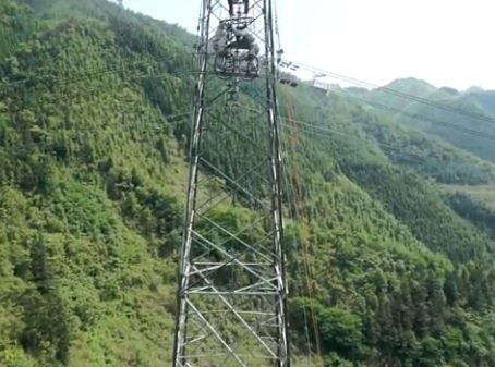 無人機航拍西電東送主網架更換整串故障絕緣子