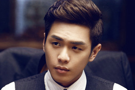 师父微笑徒儿搞怪 林允携父母拜见周星驰