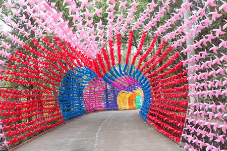 近10万风车在东莞观音山展出