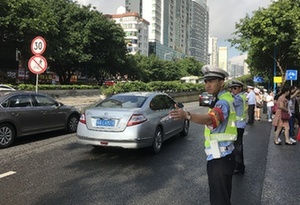 直击2017广东高考⑨|高考首日广州2100名交警