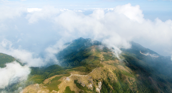 【“飞阅”中国】航拍登山爱好者攀惠州罗浮山 常年云雾缭绕