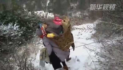 大凉山扶贫日记:下山,哥哥背你去新家
