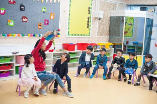 上个幼儿园咋这么难?家长翻墙头,烧钱超大学