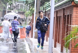 高考镜头:赴考路上 风雨无阻