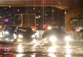 红色暴雨预警生效学校可自行停课 今起三天广