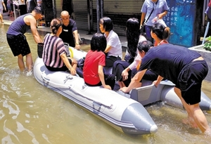 广州:昨日暴雨洗城 皮艇出动接载老巷街坊