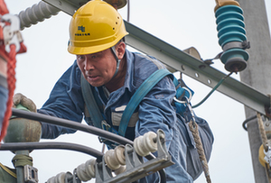 高溫下的供電人 用汗水點亮萬家燈火