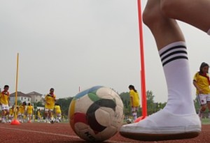 廣州街道裏的非洲足球小隊長