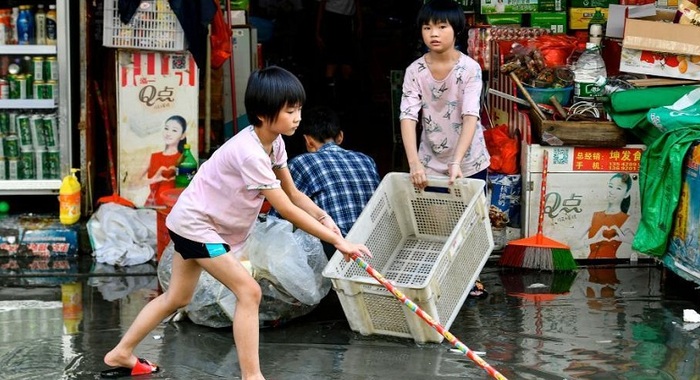 广东汕头积水渐退 民众清理积水