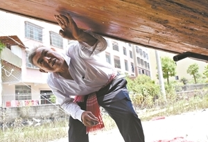 广东水灾:赞!他借出百艘龙舟救人