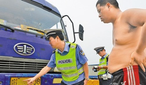 广州交警严查车辆牌证