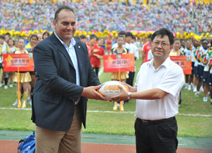 国际橄榄球理事会亚洲区总经理Gallagher与增城市市长叶牛平进行GIR加入计划颁授仪式