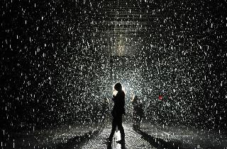 现代装置艺术&ldquo;雨屋&rdquo;亮相纽约