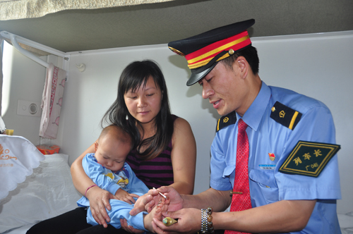 广州客运段列车乘务员加强列车安全知识宣传