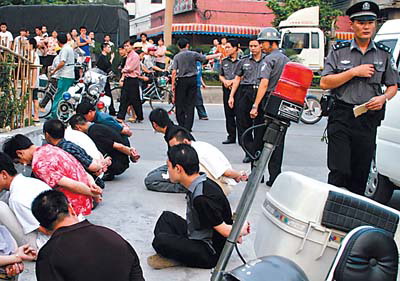 ></p></a> 面包车打劫案频发 警方铁拳严打